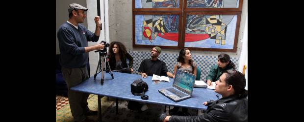 Animaciones egipcias para reflexionar sobre el conflicto | Manuel Saldarriaga | La presentación de las animaciones producidas por Mohamed (de pie) y su grupo de trabajo será este jueves en la Galería del Colombo Americano. También serán proyectadas en la Pantalla de Agua del Parque Bicentenario.