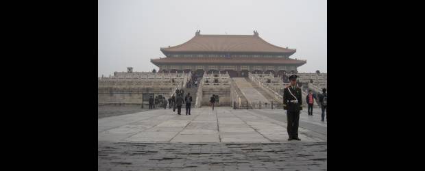 Pekín muestra la China milenaria | Natalia E. Botero | Gigantesca y simétrica, la Ciudad Prohibida es mágica. Por esta época se esconde entre la niebla de Pekín, sin embargo revela la historia de la China de los emperadores.