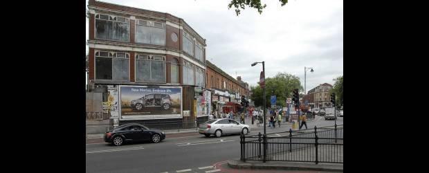 Pueblito Paisa de Londres se libró de su demolición | Cortesía Raúl Mancera | Esta es la esquina Wards, que fue la mayor zona de apartamentos de la ciudad y hoy es sede del Pueblito Paisa, el mayor mercado latino e iberoamericano de Londres. Los comerciantes recibieron la visita del embajador colombiano Mauricio Rodríguez (foto superior derecha), quien se sumó a la causa para que no demolieran el edificio donde se encuentran toda clase de productos colombianos.
