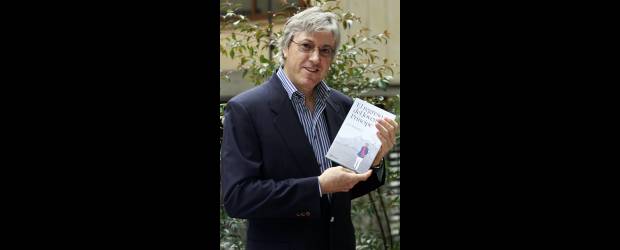 El Principito creció en otro libro | Colprensa | El libro del autor argentino, quien es empresario y tiene varios textos de poemas, sostiene una visión humanística y espiritual del mundo, que invita al lector a reflexionar y a pensar, a través de frases que aparecen en el diálogo entre el príncipe y quien conduce el automóvil, a través de 124 páginas.