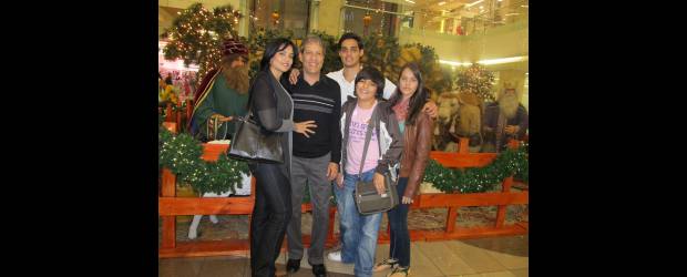 Transparencia y respeto, bases de Piscis | Wilson Díaz Sánchez | Carlos Piscis Restrepo, el técnico de la Selección Colombia juvenil, con su esposa Ángela María Uribe y sus hijos Felipe (mayor), Juanita y Camilo, en el centro Comercial Santa Fe.