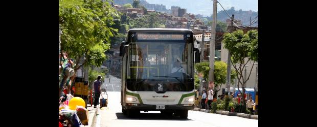 Fin a la espera: metroplús rueda | Juan Antonio Sánchez | Las solitarias vías de metroplús fueron utilizadas por varios meses, por parte de los ciudadanos, como ciclovía, andén y calle para motos. Ahora que el sistema entra en operación se hace un cambio necesario de cultura para evitar accidentes. Se construyeron puentes, cebras y se instalaron semáforos para el cruce de los peatones. Cabe recordar que la troncal es exclusiva para el sistema.