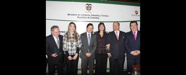 Coomeva y Andi, premio a Calidad de la Gestión | Cortesia | El presidente de la Andi, Luis Carlos Villegas (penúltimo, a la derecha), en compañía de directivos del gremio y del viceministro, Carlos Andrés De Hart.