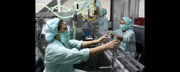 Los expertos piensan que los precios de algunos medicamentos son el "coco" del sistema de salud en Colombia | Hernán Vanegas | El presidente de Asinfar indicó que el Gobierno entregó demasiadas gabelas tributarias a las multinacionales de medicamentos y que estas empresas abusaron. "El problema radica en los productos de origen biotecnológico. Las patentes y la protección de datos de prueba son una limitante para la competencia".