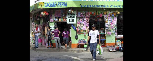 En Caucasia hubo comercio y normalidad | Jaime Pérez, Enviado Especial, Caucasia | El comercio recuperó su trajín ayer en la mañana en Caucasia y otros municipios del Bajo Cauca Antioqueño tras la jornada de miedo y cierre del jueves.