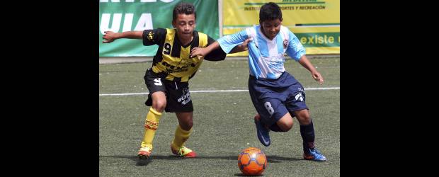 Llenos en la tribuna y diabluras en la cancha | Jaime Pérez | San Judas de Bello, dirigido por una dama, Luz Oliva Grisales, se encargó de propinar la goleada de la fecha, con sus cuatro tantos, al onceno de Bogotá. Fue una fecha de muchos goles, destácandose el 9-0 de Usme Bogotá a El Bagre en femenino. El público se deleitó con la diabluras de niños y niñas.