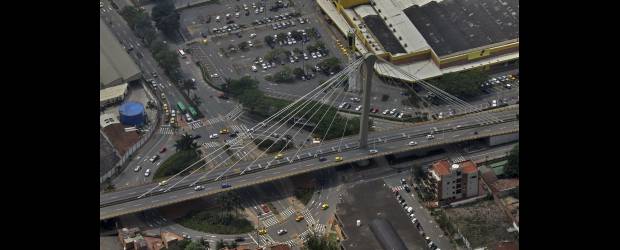 Envigado no descarta retomar el pico y placa | Henry Agudelo | El intercambio Los Fundadores fue la última gran infraestructura vial construida en Envigado y también se congestiona en horas pico. Este es uno de los puntos críticos de circulación que se estudian por la nueva administración para tomar medidas. Ya se actúa en consenso con los municipios vecinos.