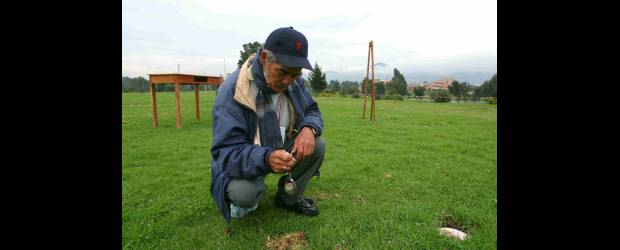 Lo único que hice fue un bien: Jorge Elías | Archivo, Colprensa | Esta fotografía de Jorge Elías González Vásquez fue tomada en abril de 2006 en el Parque Simón Bolívar de Bogotá, durante el Festival Iberoamericano de Teatro, donde fue "sorprendido" en su trabajo por el periodista de EL COLOMBIANO John Saldarriaga.