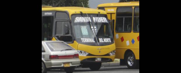 Buses de Castilla ruedan lentamente | Andrea Torres | Ayer fue atacada esta buseta por hombres que intimidaron al conductor. Algunos señalan que fue por no pagar vacunas. Autoridades desmienten la versión.