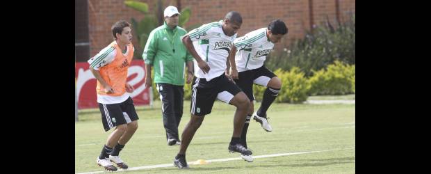 Alexis Henríquez heredó sangre de Pescaíto | Hernán Vanegas | El ingreso de Alexis Henríquez a la zaga de Nacional permite mejor control del juego aéreo. Este espigado futbolista, que en sus inicios fue volante de segunda línea, es otra alternativa que tiene Santiago Escobar para armar su estrategia. Tiene buen manejo de pelota, como lo demostró en el Once Caldas con el técnico Juan Carlos Osorio, quien intentó llevárselo para México.