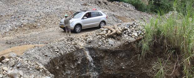 Paso a un carril por el sector de La Huesera | Hernán Vanegas | Las autoridades no descartan que se registren otros derrumbes debido a que las montañas están afectadas por los aguaceros de los últimos días.