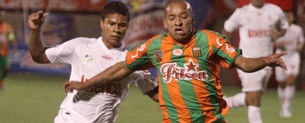 Sin el gol 100, Envigado no pudo ganar | Edwin Bustamante | Carlos Chumi Álvarez y Julio César Ortiz (sobrino de Willington), dos de los hombres que amenizaron el partido en el primer tiempo, pero que en el segundo debieron salir lesionados. Hubo algo de pierna fuerte en el empate de anoche.