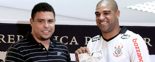 Adriano se pone como objetivo volver a la selección brasileña | Reuters | Ronaldo acompañó a Adriano durante su presentación.