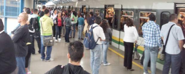 Varada del metro molestó a los usuarios | Cortesía Santiago Villegas | Este era el panorama que se observaba en la mañana de ayer, en la estación Universidad, donde cientos de personas esperaban para abordar un tren. Hacia las ocho de la mañana comenzó a normalizarse el servicio.