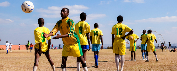 Un Mundial al estilo Diesloop | Iris Bar | Un grupo de jóvenes se divierte jugando al fútbol en Diesloop.