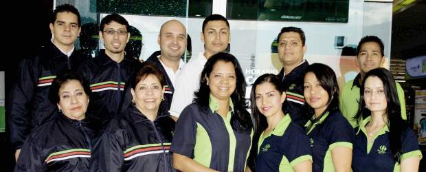 La misma Carrefour promueve su sindicato | Cortesía | Esta es la Junta Directiva de la Unión de Trabajadoras y Trabajadores de Carrefour Colombia. En el centro, su presidenta, Luz Marina Díaz Jiménez, una caleña de 35 años vinculada hace tres a la multinacional francesa. Afirma que están dadas las condiciones de diálogo para mejorar los incentivos laborales.