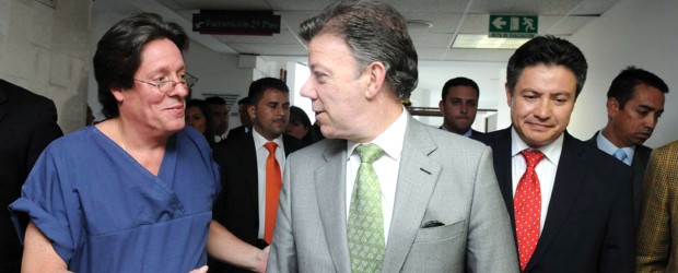Angelino: 48 horas en observación | Colprensa, Bogotá | El médico cirujano cardiovascular Hernando Santos, le entregó a su primo, el presidente Juan Manuel Santos, un reporte de la salud del vicepresidente Angelino Garzón (recuadro) operado de urgencia en la Clínica Shaio de Bogotá.