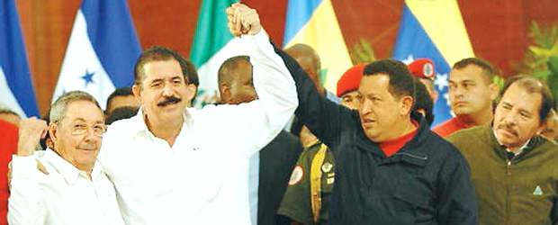 Zelaya engañó a Chávez y a Castro: WikiLeaks | Archivo | El derrocado presidente Manuel Zelaya rechazó ayer, desde República Dominicana, la insinuación de Estados Unidos, revelada por WikiLeaks , de que desempeñó el papel de agente doble entre ese país y la Alianza Bolivariana para las Américas (Alba) para reincorporar a Cuba a la OEA.