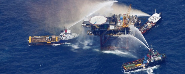Otra plataforma petrolífera explotó en el Golfo de México | AP | Tres barcos intentan controlar con agua la explosión.