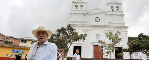 La sed de oro dejó sin camas a Buriticá | Manuel Saldarriaga | Buriticá no quiere ser un pueblo fantasma cuando se agote el oro. La Continental Gold y la Alcaldía le trabajan al diseño de proyectos productivos, a programas para combatir el analfabetismo, a la creación de una asociación de mujeres que elaborará uniformes para la mina y también para Hidroituango. En la agenda hay, con el Sena, cursos para técnicos, topógrafos y mecánicos.