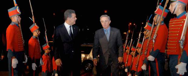 Fernández se reunió con Uribe para dirimir discordia con Chávez | Cortesía | El mandatario dominicano, Leonel Fernández, se reunió anoche con el presidente Álvaro Uribe, en un intento de reconciliar a Uribe con Hugo Chávez.