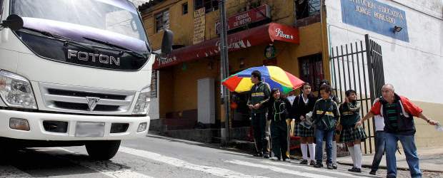 Cruce y muro, riesgos en la Jorge Robledo | Julio Cesar Herrera | En zona escolar se debe ir a 30 kilómetros por hora, pero no todos cumplen la norma en la calle 65, de la Jorge Robledo.