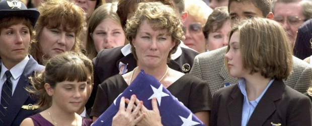 Familiares, sin restos de las víctimas del 11S | Chris Gardner, Archivo Ap - Estados Unidos | Esta es la primera vez que la fundación que gestionará el memorial y el museo del 11S se encarga de las invitaciones, una tarea que ha estado en años anteriores en manos de la alcaldía de Nueva York. Familiares de las víctimas no saben dónde ni cómo será la conmemoración. Dicen sentirse confundidos y atormentados por no tener los restos de sus hijos, 10 años después de la tragedia.