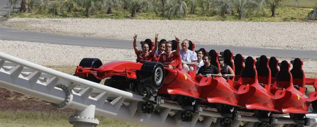 Alonso en la montaña rusa | AP | Los pilotos de Ferrari, Fernando Alonso y el brasileño Felipe Massa tuvieron este jueves la oportunidad de montar en la montaña rusa Fórmula Rossa, en el parque temático dedicado a la escudería italiana.