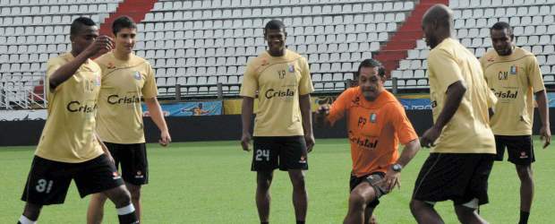 Once Caldas y Junior intentan encender la estrella | Colprensa | Once Caldas y Atlético Atlético Junior jugarán hoy el último partido de la Liga Postobón-II que le representará al local una taquilla de 1.100 millones de pesos, pese a venir de caer 3-2 en Barranquilla el pasado domingo.