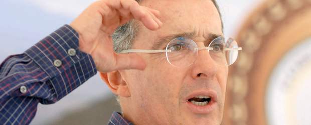 Ex presidente Uribe recibió premio Alma a la Cooperación Internacional | El Presidente Juan Manuel Santos felicitó al ex mandatario por su galardón.