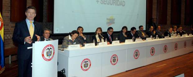 Santos lanzó Plan de Desarrollo | Colprensa | En compañía de su gabinete y su equipo económico, el Presidente Juan Manuel Santos detalló las bases del Plan Nacional de Desarrollo 2010-2014.