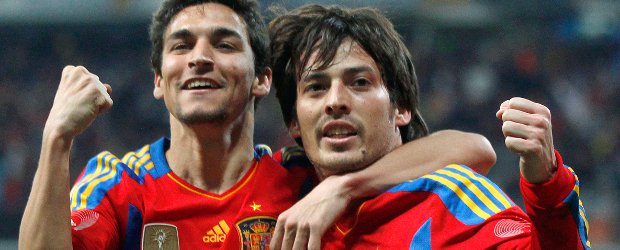 España venció a Colombia sin divertirse | Reuters | Jesús Navas (izq.) abraza a su compañero David Silva, autor del gol del triunfo de España ante Colombia.