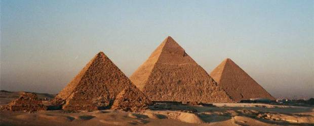 Pirámides de Egipto | Cortesía | Las pirámides en Giza, obra monumental cuya construcción ha dado pie a distintas hipótesis y creencias.