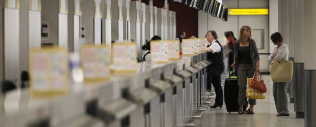 Ceniza volcánica cierra algunos aeropuertos del Reino Unido | Reuters.