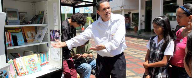 Si ellos no van a la cultura, la cultura va a ellos | Fotos: Julio César Herrera- Hernán Vanegas - Cortesía | La Bibliocarreta es una propuesta de la Biblioteca Pública de Sabaneta. En el Área Metropolitana son varias las propuestas itinerantes para acercar la cultura, en diferentes manifestaciones, a las personas. Van a la calle, a encontrar el público.