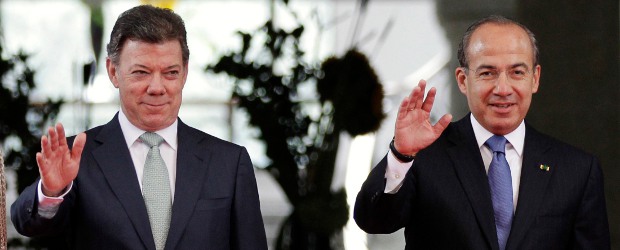 Presidente de México felicitó a Juan Manuel Santos por torneo y triunfo | Reuters | Juan Manuel Santos de Colombia, y su homólogo de México, Felipe Calderon, durante su encuentro en México.