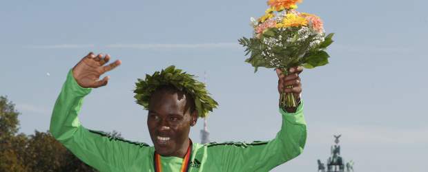 El keniano Patrick Makau es el nuevo plusmarquista mundial de maratón | Reuters | Nacido en 1985 en Manyanzwani, en el este de Kenia, Makau fue exponente de serenidad y cálculo, sobre un asfalto que conoce al milímetro, puesto que antes de vencer en esa distancia en 2010 lo hizo en el medio maratón berlinés de 2008.