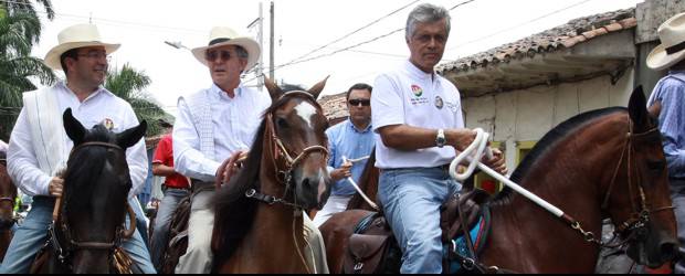 En yegua, Uribe y Estrada recorrieron el Suroeste | Róbinson Sáenz | El pasado jueves, entrando en yegua al parque principal de Ciudad Bolívar: Carlos Mario Estrada (Izquierda), candidato a la Gobernación de Antioquia, Álvaro Uribe Vélez y Luis Bernardo Moreno, candidato a la alcaldía de Ciudad Bolívar por el Partido de la U.