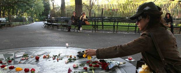 Los homenajes al ex integrante de los Beatles y militante pacifista incluyen un mosaico que donó la ciudad italiana de Nápoles. | AP | Los homenajes al ex integrante de los Beatles y militante pacifista incluyen un mosaico que donó la ciudad italiana de Nápoles.