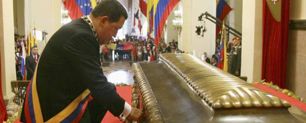 Chávez cambió bandera en sarcófago de Simón Bolívar | Reuters | El presidente señaló que la nueva bandera no es "improvisada, como la que la burguesía coloco aquí".