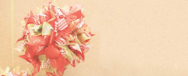 Bolas con cintas decoran las fiestas |