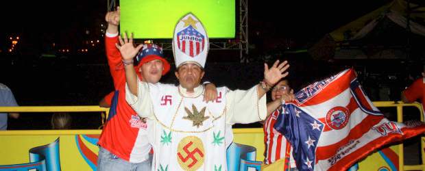 Barranquilla gritó “Junior tu papá” | Colprensa | El Romelio Martínez estuvo colmado de aficionados que desde tempranas horas de la tarde se acercaron hasta allí para hacer las colas e ingresar al escenario donde se colocaron varias pantallas gigantes.