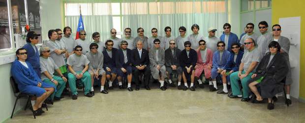 Piñera se reencontró con todos los mineros rescatados | Reuters | Piñera (centro) se fotografió con los mineros al estilo de la imagen oficial de una cumbre presidencial.