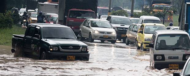 Congestión por algunas inundaciones tras fuerte aguacero en Medellín | Donaldo Zuluaga | Las fuertes precipitaciones fueron el dolor de cabeza para los conductores que a la hora del aguacero se movilizaban por la ciudad.