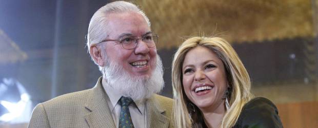 Shakira y el director de la OIT, Juan Somavia | Reuters | Shakira recibió emocionada la medalla.