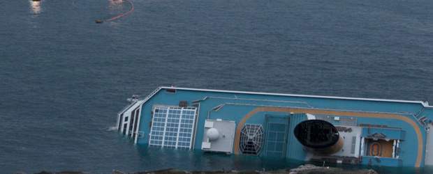 Con consulado móvil, avanza atención a colombianos afectados por accidente de crucero en Italia | AP | El barco chocó contra una piedra lo que causó su encallamiento.