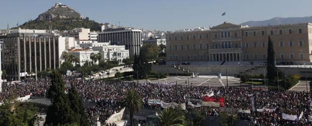 Sigue la tensión en Grecia por violento paro | AP | Este jueves, los manifestantes se reunieron frente al Parlamento griego.