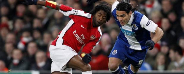 Alex Song del Arsenal y Radamel Falcao García del Oporto | Reuters | El delantero colombiano Radamel Falcao García (der.) jugó todo el partido y tuvo muy pocas opciones para ayudar al oporto que cayó goleado en el estadio Emirates.