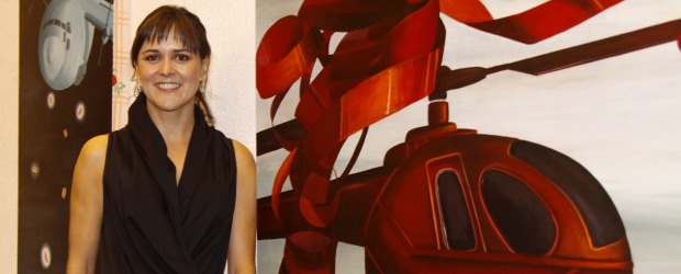 Male cuestiona con arte la realidad | Edwin Bustamante | Male Correa exhibe su obra más reciente, Ayuda humanitaria, en el Museo El Castillo. Aquí con un "regalo sospechoso, rojo, grande y muy bien empacado", explica. La exhibición se puede ver hasta el 30 de abril. Los horarios de visita son de 8:00 a.m. a 12:00 m y de 2:00 a 6:00 p.m. Salón de los Cipreses, del Museo. Informes: 266 09 00.