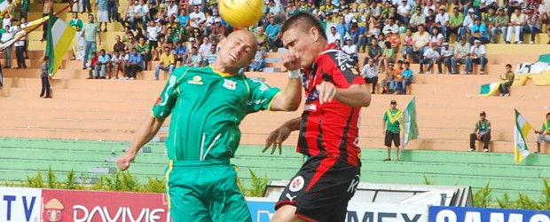 Murillo puso a celebrar al Quindío | Colprensa | Carlos Rodas y Giovanny García luchan un balón en el juego que Quindío le ganó a Cúcuta 1-0.